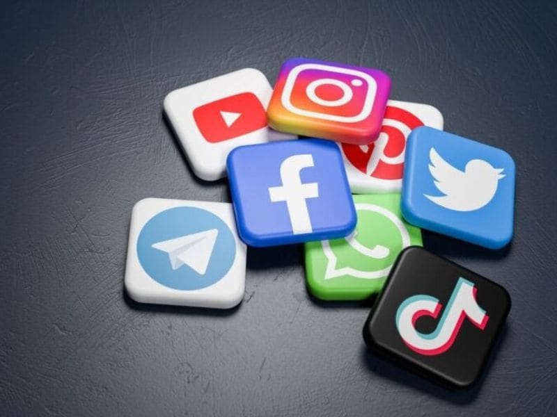 5 Paid Vs. 5 Free Best Tools to Manage Your Social Media Accounts